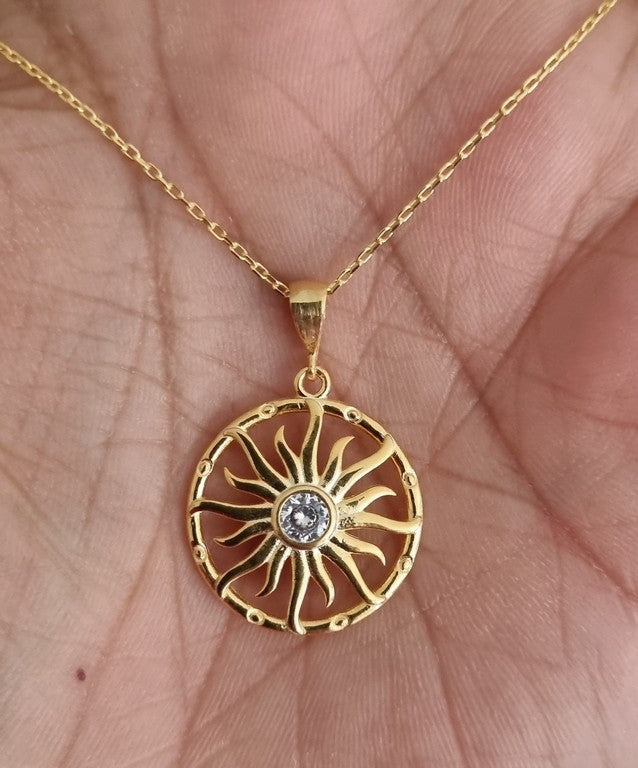 Collar - Plata de Ley 925 - Cadena 40 a 45 cm Longitud, En forma de Sol con una zirconita en el medio