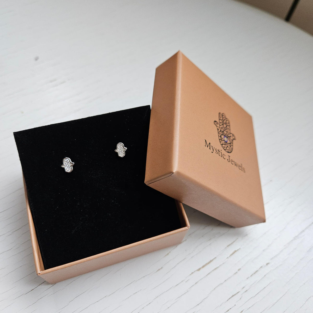 MYSTIC JEWELS - Pendientes Mano de Fátima Plata 925, Mini Hamsa con Circonitas, Antialérgicos, Minimalista, Joyería de Protección, Incluye Caja de Regalo + una pulsera de ojo turco