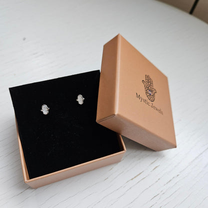 MYSTIC JEWELS - Pendientes Mano de Fátima Plata 925, Mini Hamsa con Circonitas, Antialérgicos, Minimalista, Joyería de Protección, Incluye Caja de Regalo + una pulsera de ojo turco
