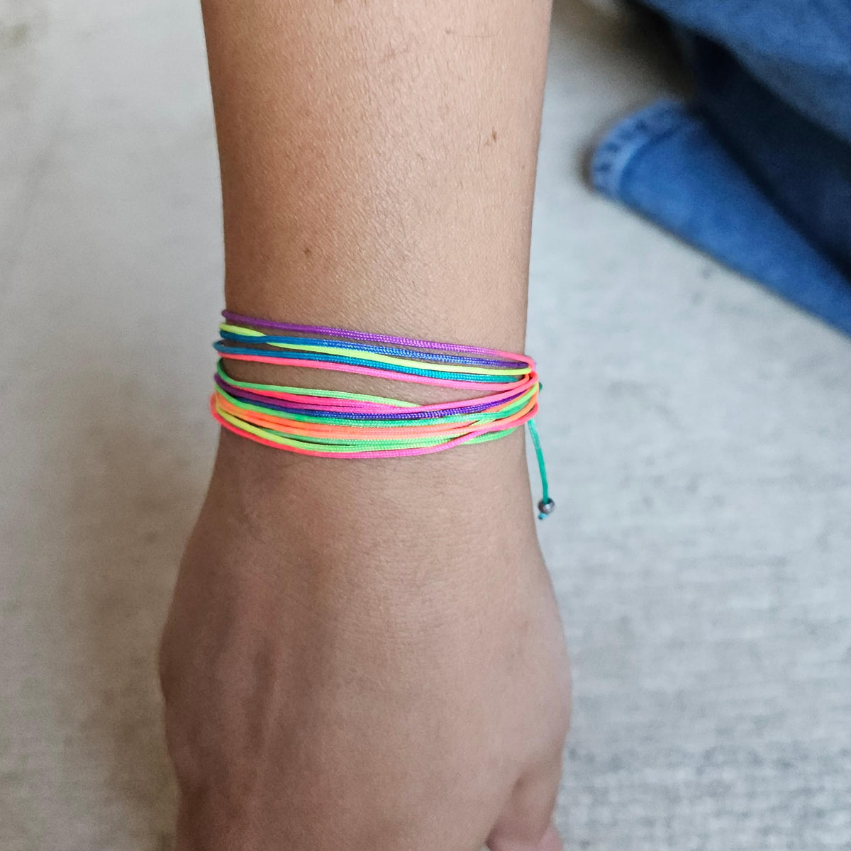 MYSTIC JEWELS – Pulseras de Amistad Multicolor, 2 Piezas Artesanales, Ajustables, Diseño Arcoíris, Incluye 2 Bolsitas de Regalo