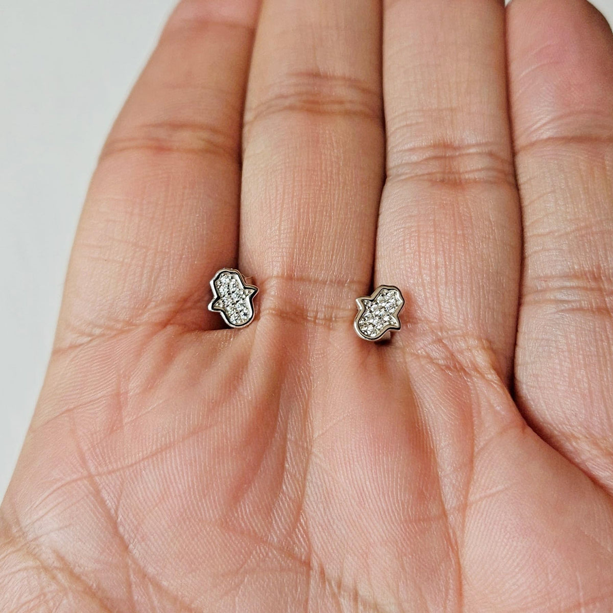 MYSTIC JEWELS - Pendientes Mano de Fátima Plata 925, Mini Hamsa con Circonitas, Antialérgicos, Minimalista, Joyería de Protección, Incluye Caja de Regalo + una pulsera de ojo turco