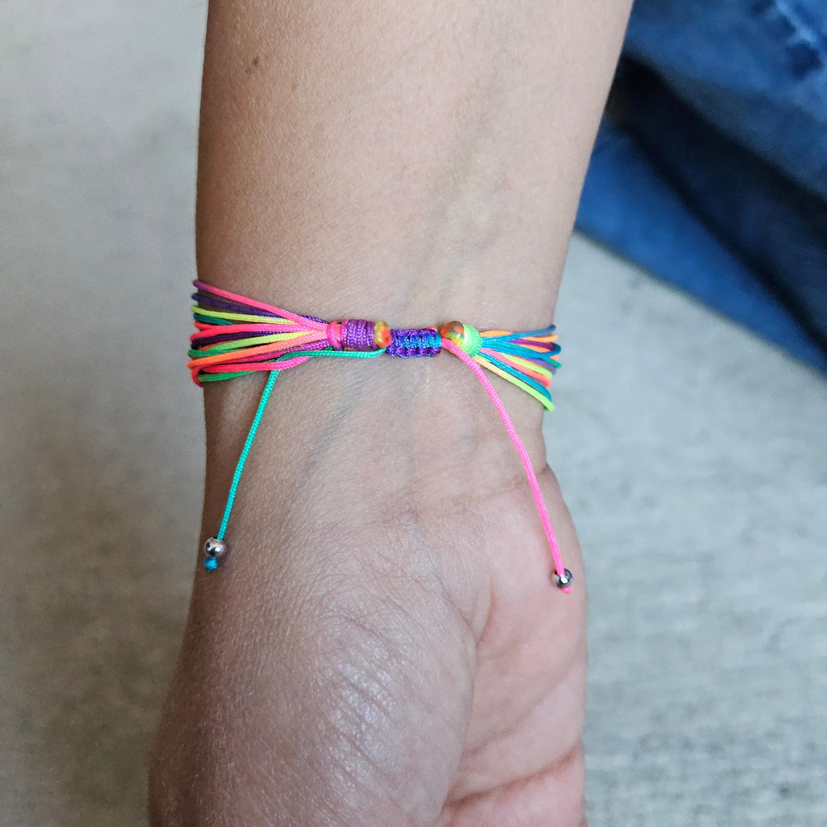 MYSTIC JEWELS – Pulseras de Amistad Multicolor, 2 Piezas Artesanales, Ajustables, Diseño Arcoíris, Incluye 2 Bolsitas de Regalo