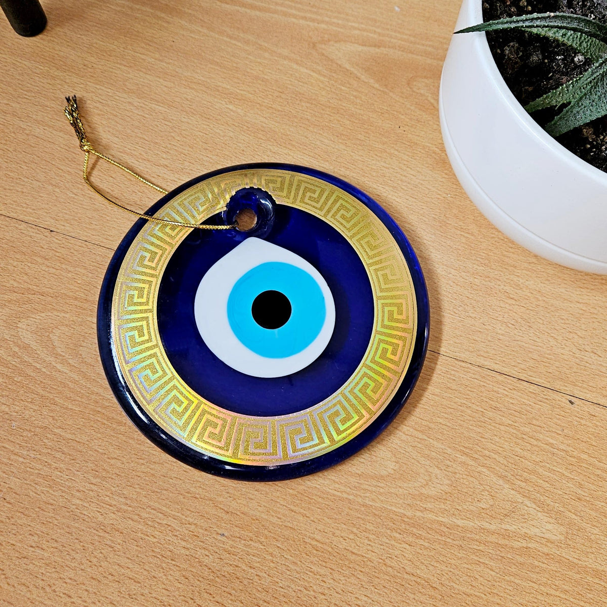 MYSTIC JEWELS Amuleto Ojo Turco de Pared 13 cm – Vidrio con marco dorado y diseño griego – Decoración colgante con cuerda – Caja de regalo incluida